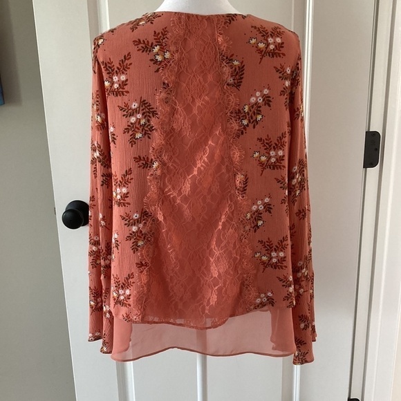 LC Lauren Conrad medium top floral bell sleeves lace v-neck - Picture 7 of 13